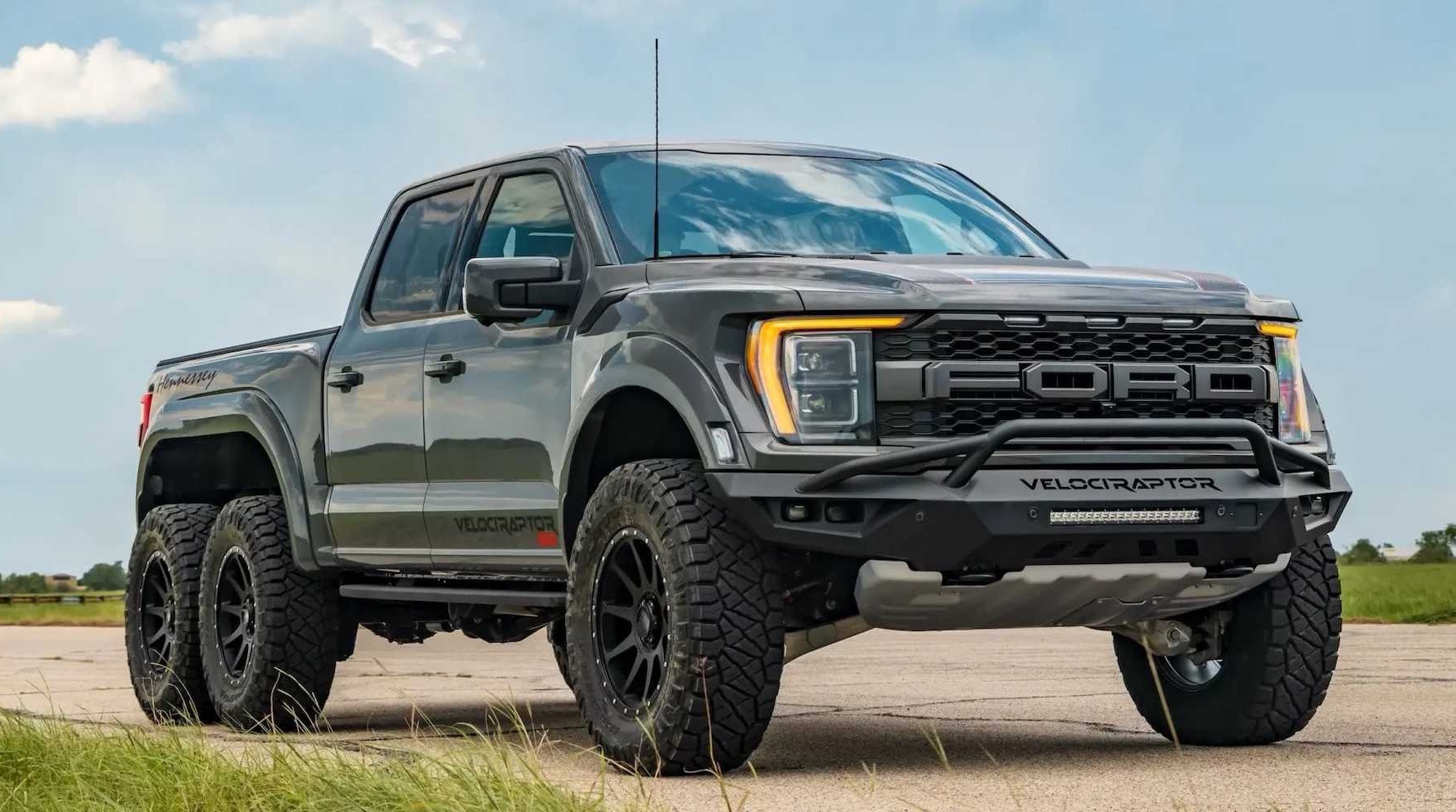 近日,从海外媒体获取到一组 hennessey velociraptor 6x6的车型官图