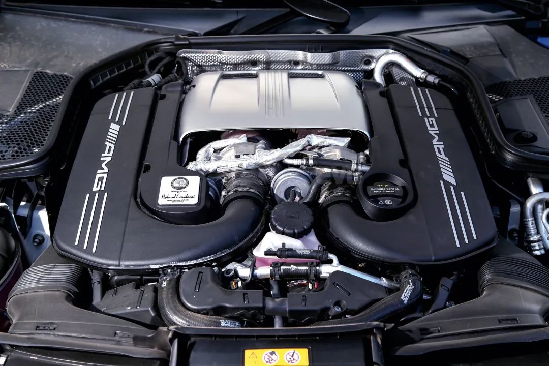 就难在c63属于传统燃油性能车,燃油性能车最为仰仗高性能大排量发动机