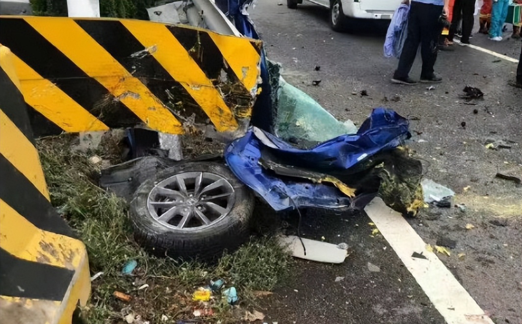 本田思域惨烈车祸:撞上高速护栏 整车被一劈为二
