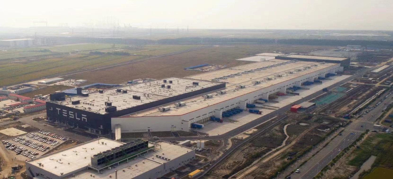 特斯拉上海超级工厂便位于上海市浦东新区临港产业区,因此日前有网络