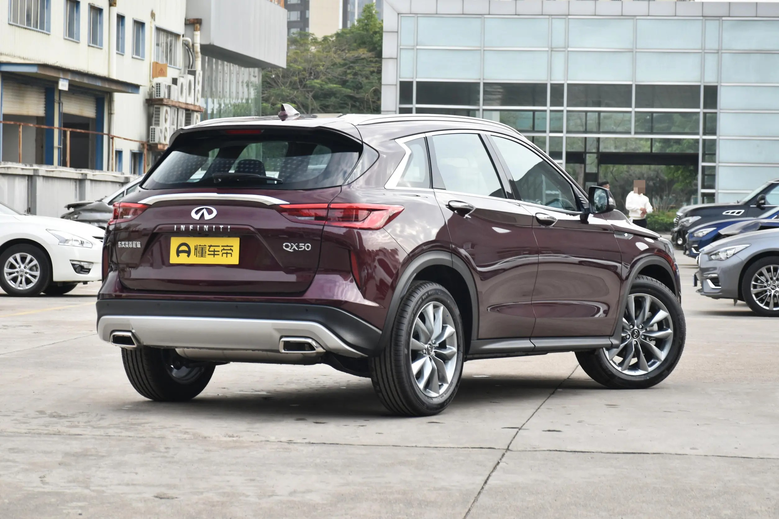 英菲尼迪qx50 两驱时尚版,中型suv,轴距2798毫米,售3338万