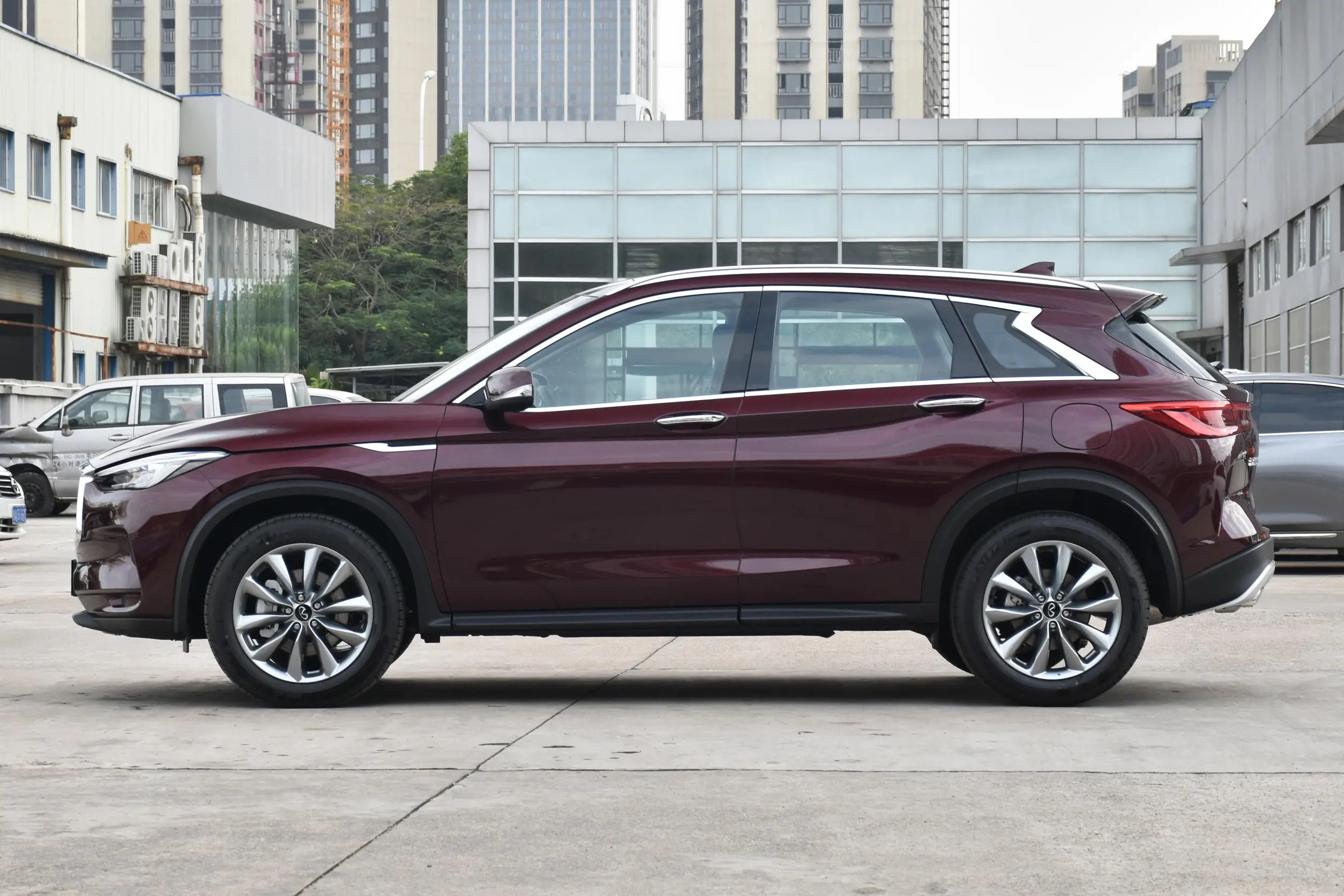 英菲尼迪qx50 两驱时尚版,中型suv,轴距2798毫米,售3338万