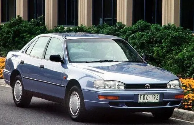 第三代凯美瑞是丰田汽车公司于1992年推出的中型轿车品牌,该车型代表