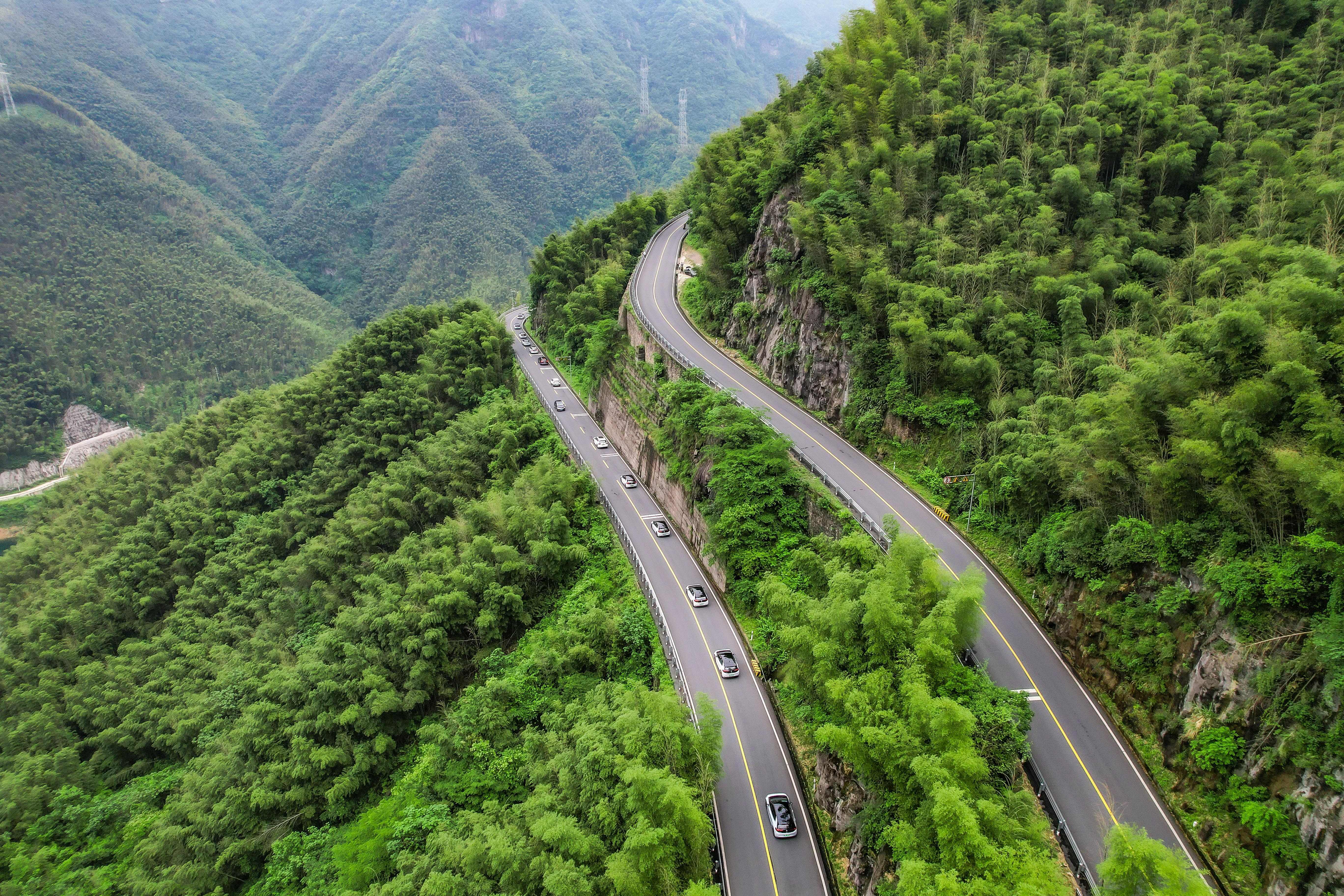 开着电车打卡浙江最美盘山公路是怎样的体验?