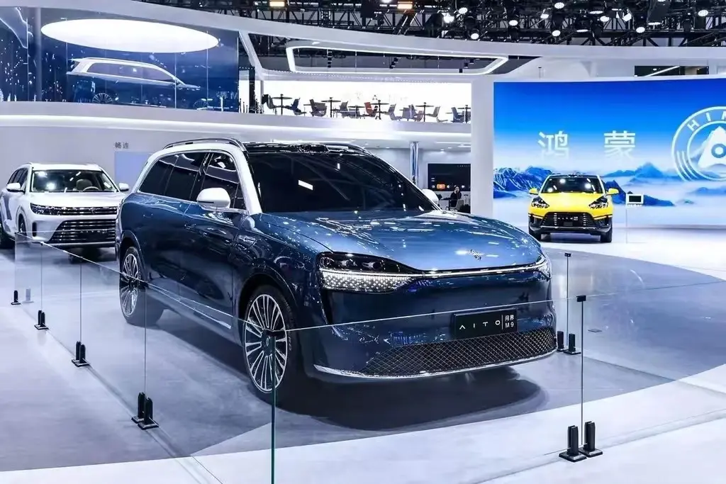 問界m9亮相廣州車展,配鴻蒙4.0座艙,重新定義1000萬內智能suv?