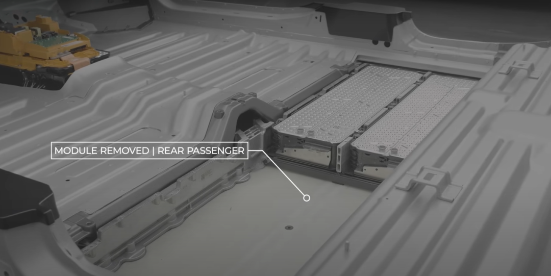 小容量電池包省去了後排的四個模組,做了一個類似taycan的feet