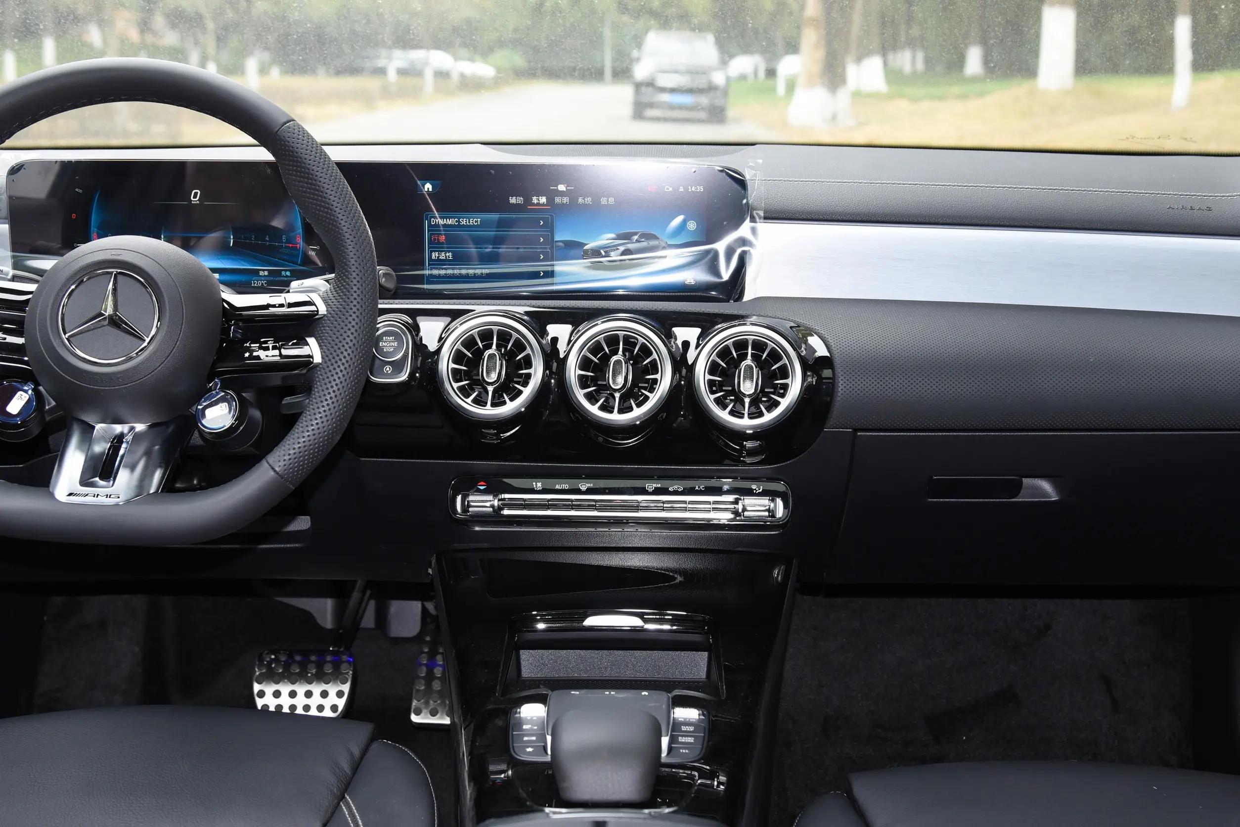 新款奔驰a级amg a 35l上市,增加手机无线充电,售价4113万元