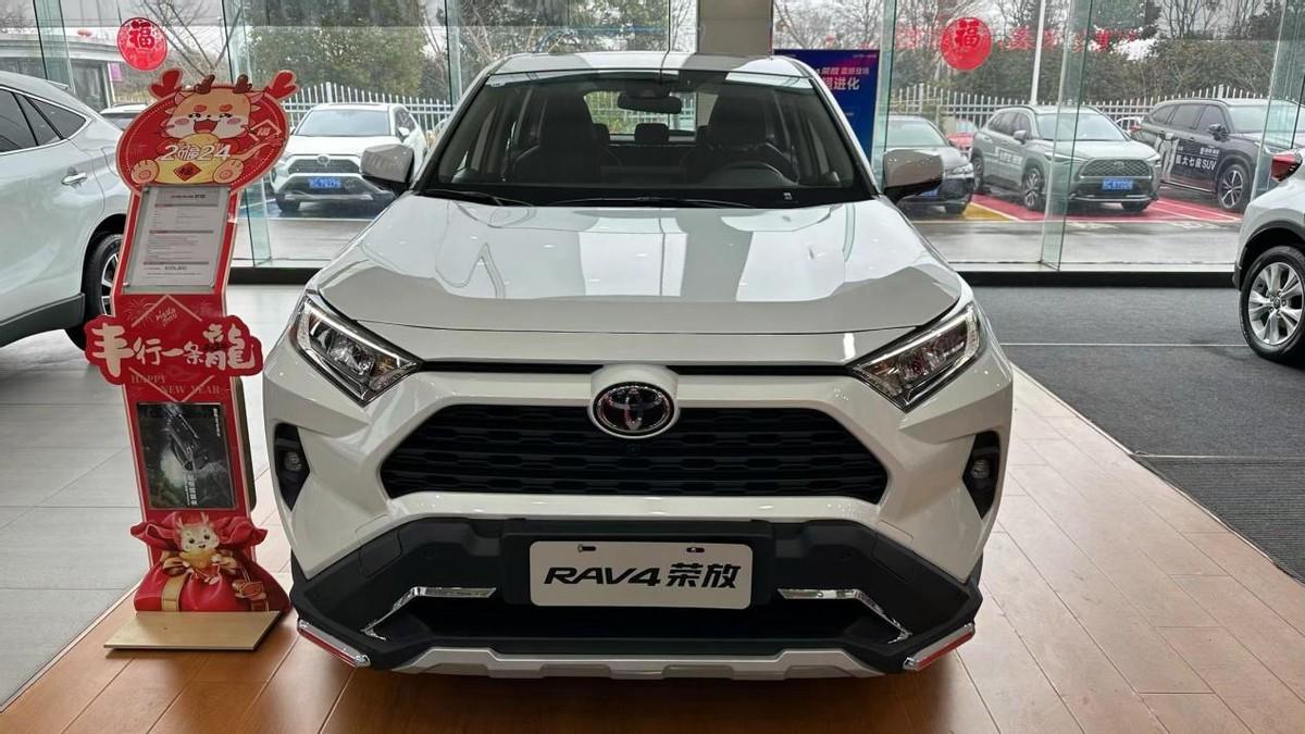 探店实拍丰田rav4荣放,最高优惠43万,动力平顺油耗低