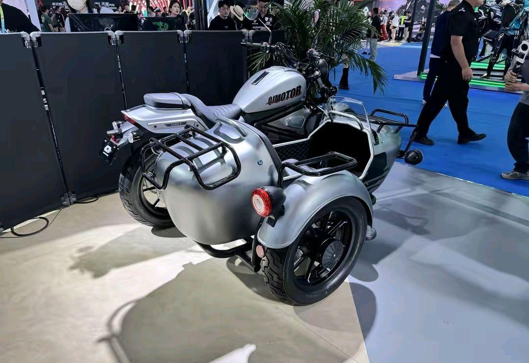qjmotor闪500 边三轮摩托上市,售价38999元,你觉得这价格如何?