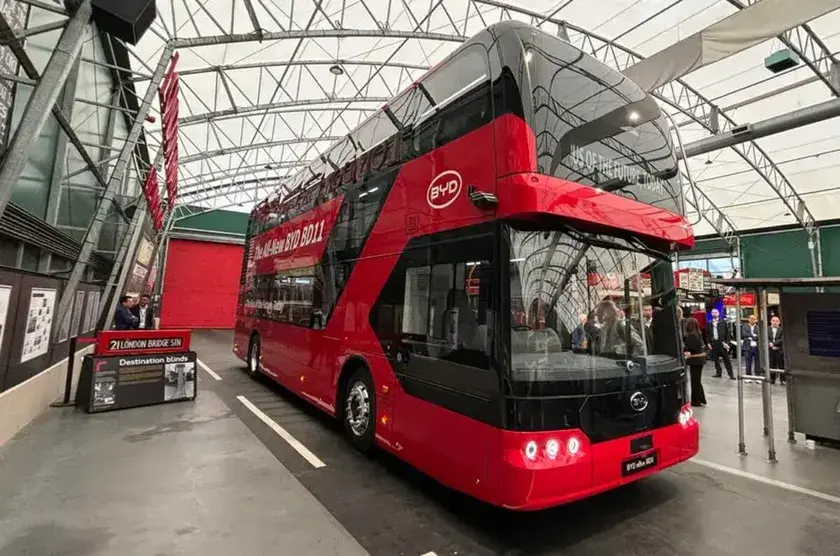 比亚迪bd11双层电动巴士英国亮相,续航超644公里,或售40万英镑