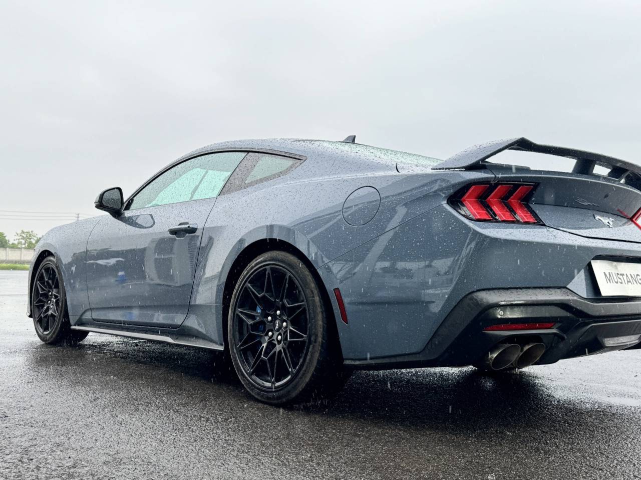 短试福特全新一代mustang 暴雨中感受汽油味信仰