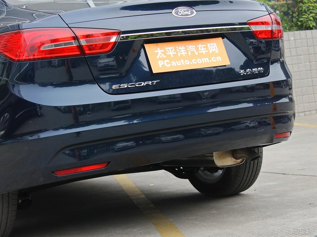 銀砂黑福睿斯車尾外觀圖片