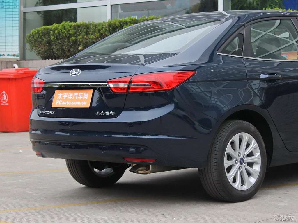 銀砂黑福睿斯車(chē)尾外觀圖片