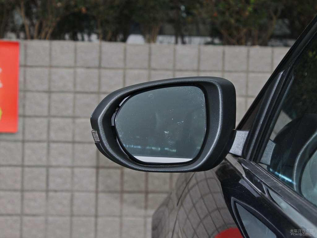 銀砂黑福睿斯車身外觀圖片