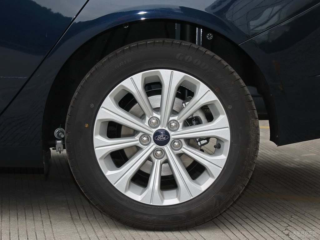 銀砂黑福睿斯車身外觀圖片