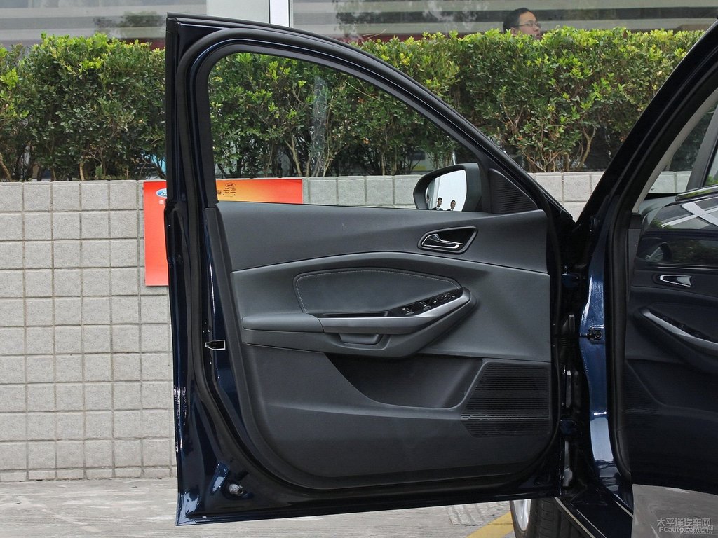 銀砂黑福睿斯車廂內飾圖片