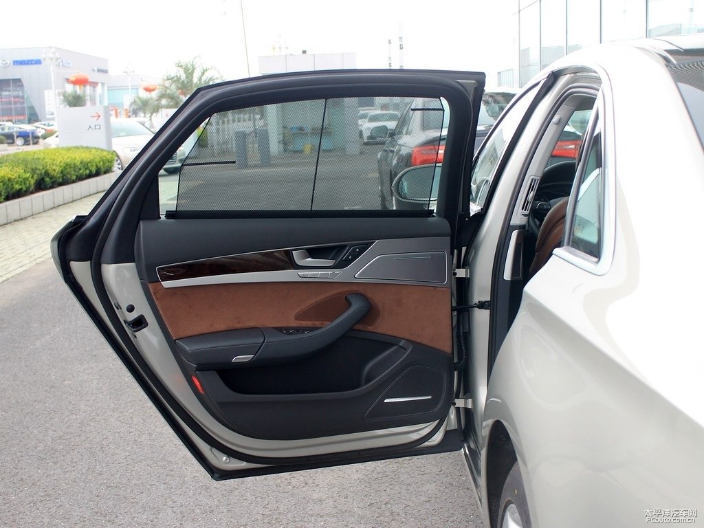 水晶銀奧迪A8L車廂內(nèi)飾圖片