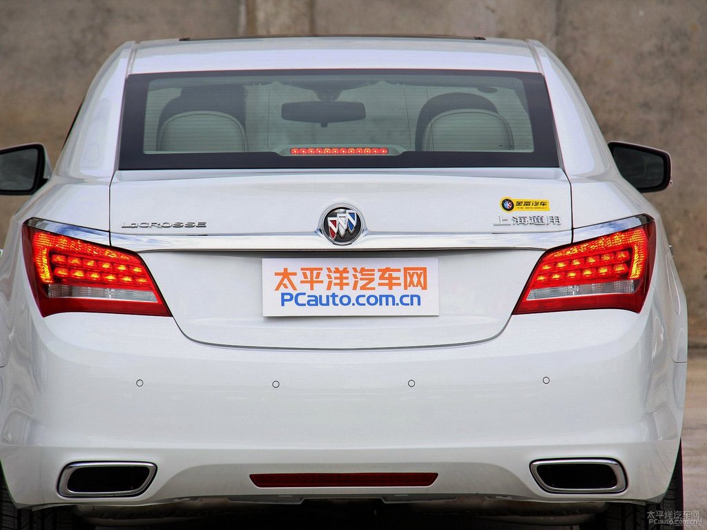 象牙白君越車尾外觀圖片