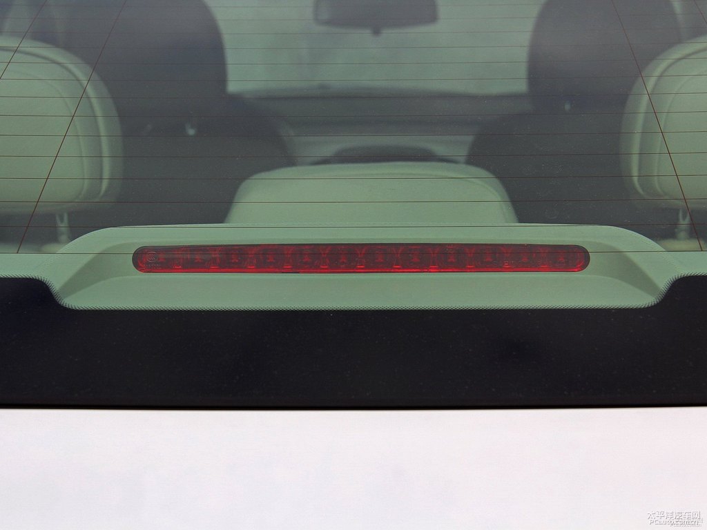 象牙白君越車尾外觀圖片