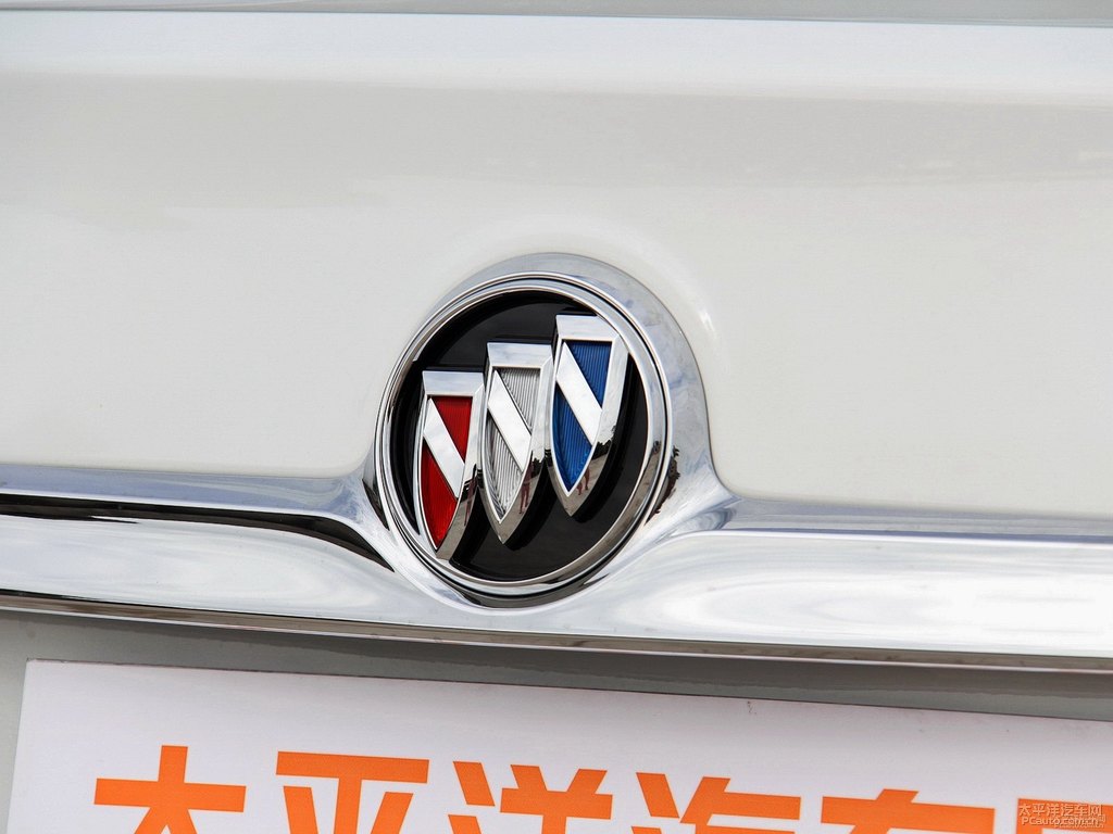 象牙白君越車尾外觀圖片