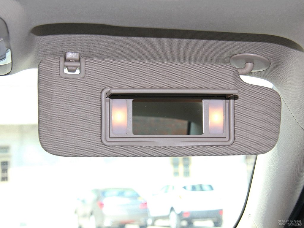象牙白君越車廂內(nèi)飾圖片