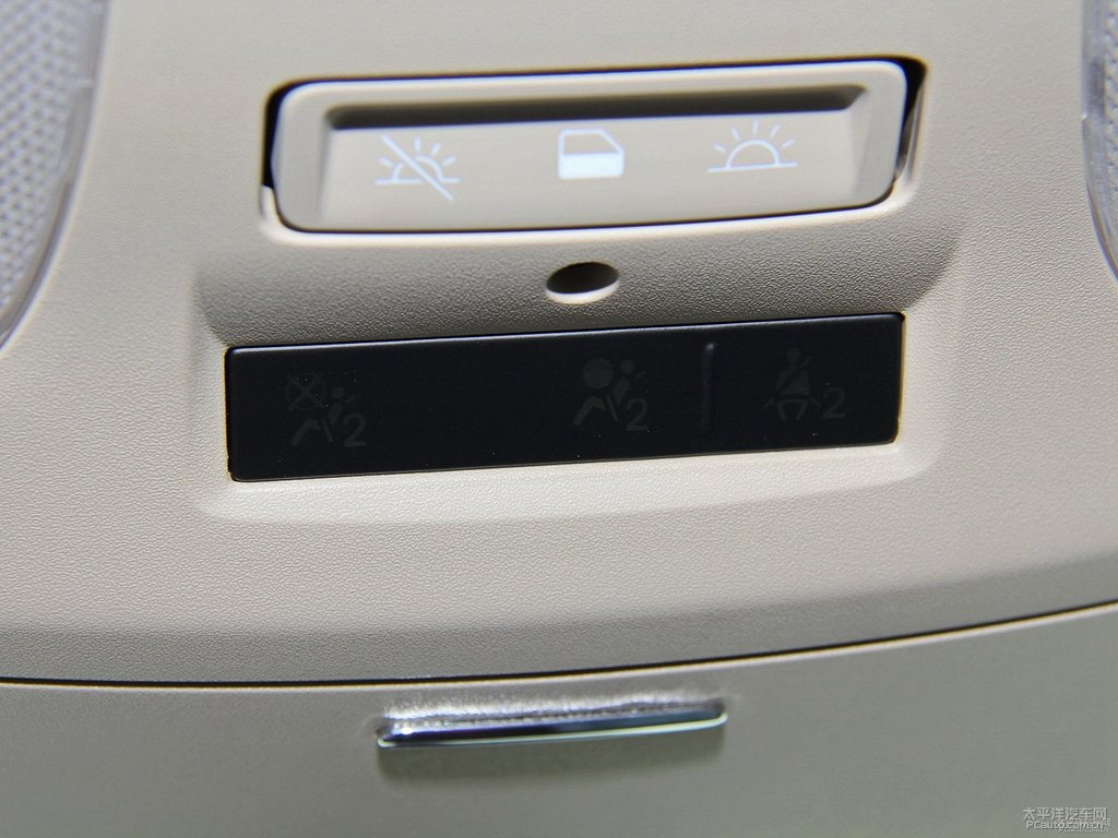 象牙白君越車(chē)廂內(nèi)飾圖片