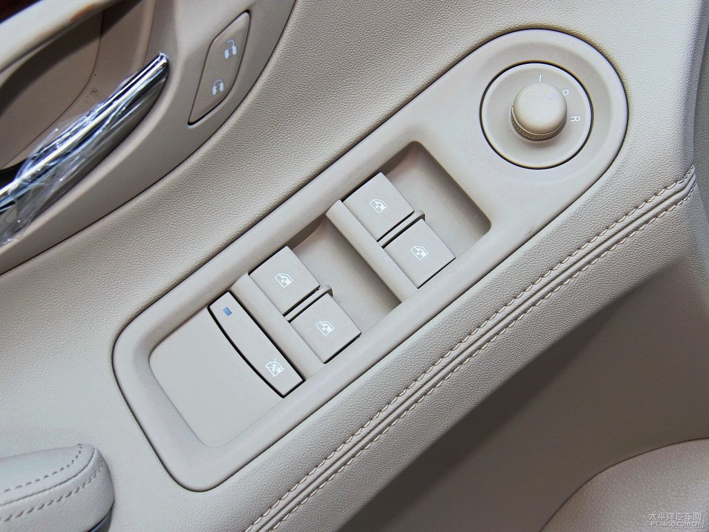象牙白君越車廂內(nèi)飾圖片
