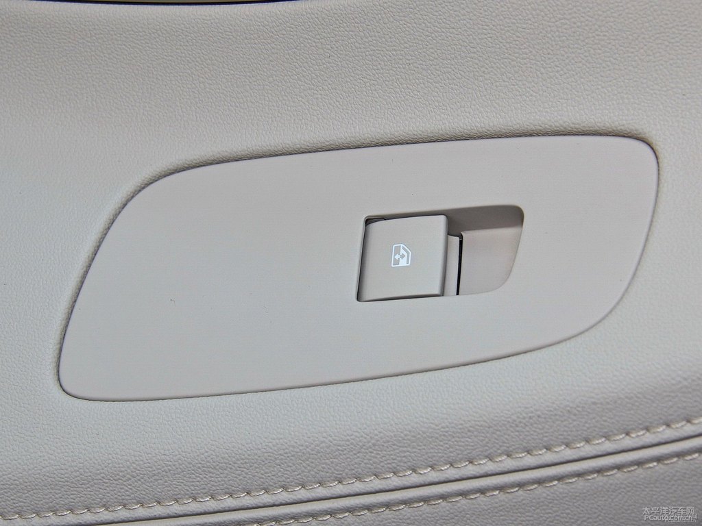 象牙白君越車廂內(nèi)飾圖片
