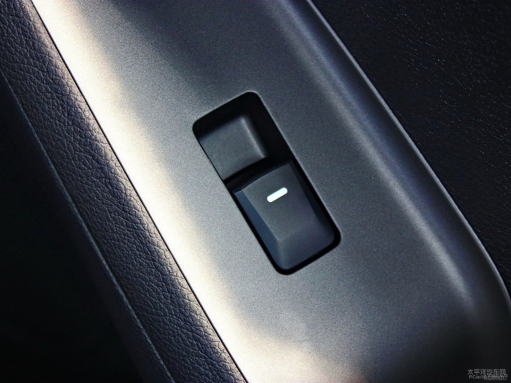 珍珠白起亞K3車廂內(nèi)飾圖片