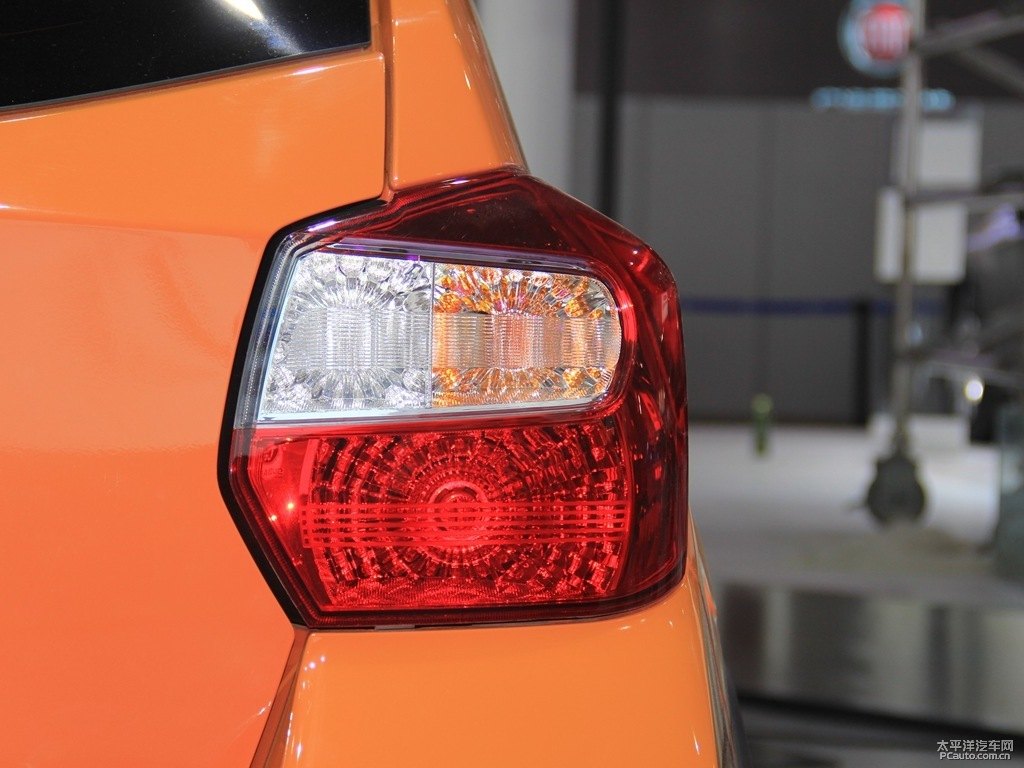 躍動(dòng)珠光橙斯巴魯XV車尾外觀圖片
