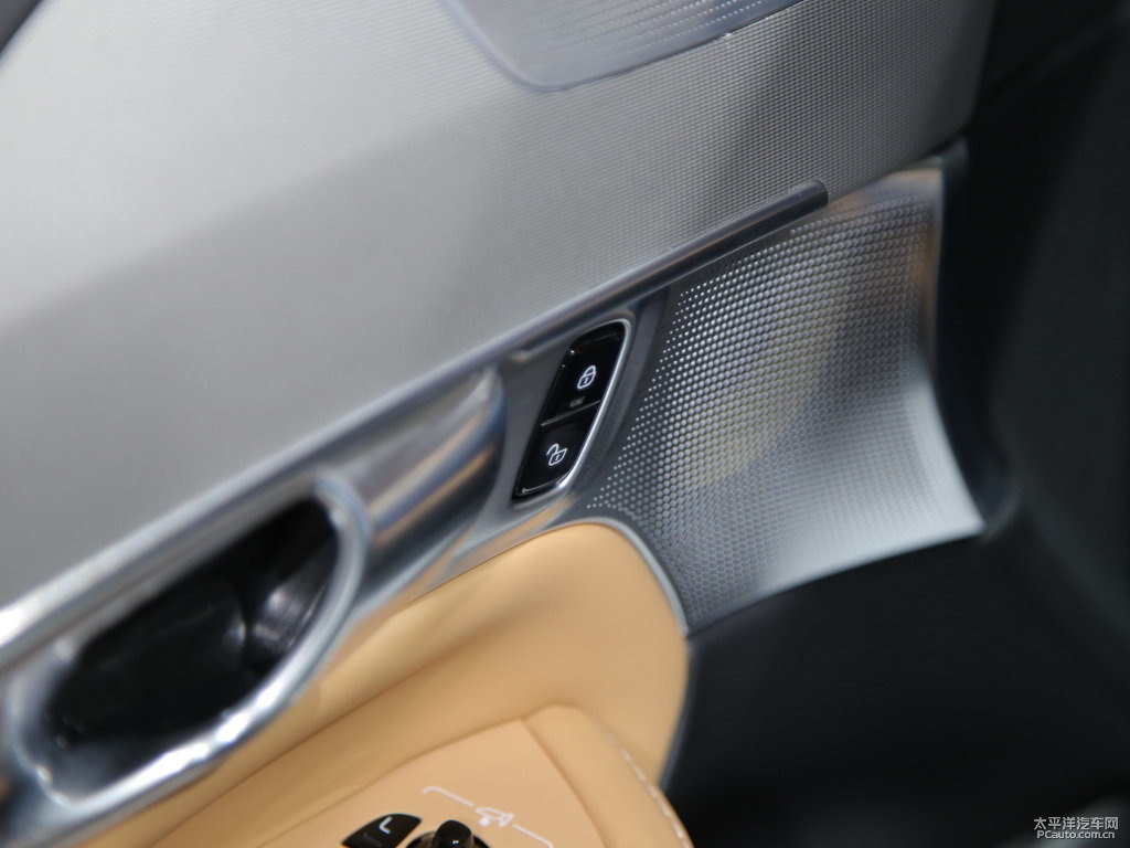 水晶白沃爾沃XC90新能源車廂內(nèi)飾圖片