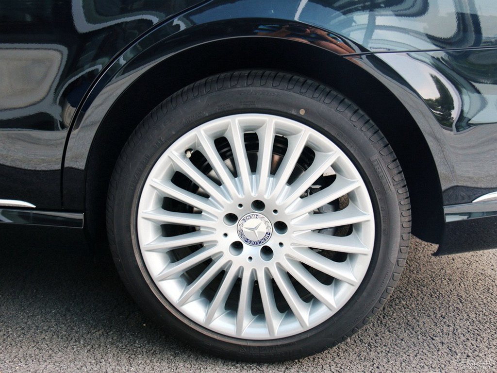 曜巖黑奔馳E級(jí)車身外觀圖片