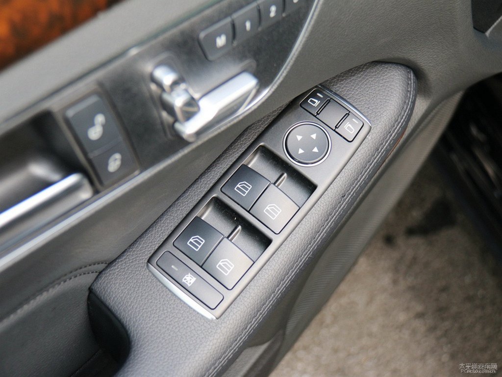 曜巖黑奔馳E級車廂內(nèi)飾圖片