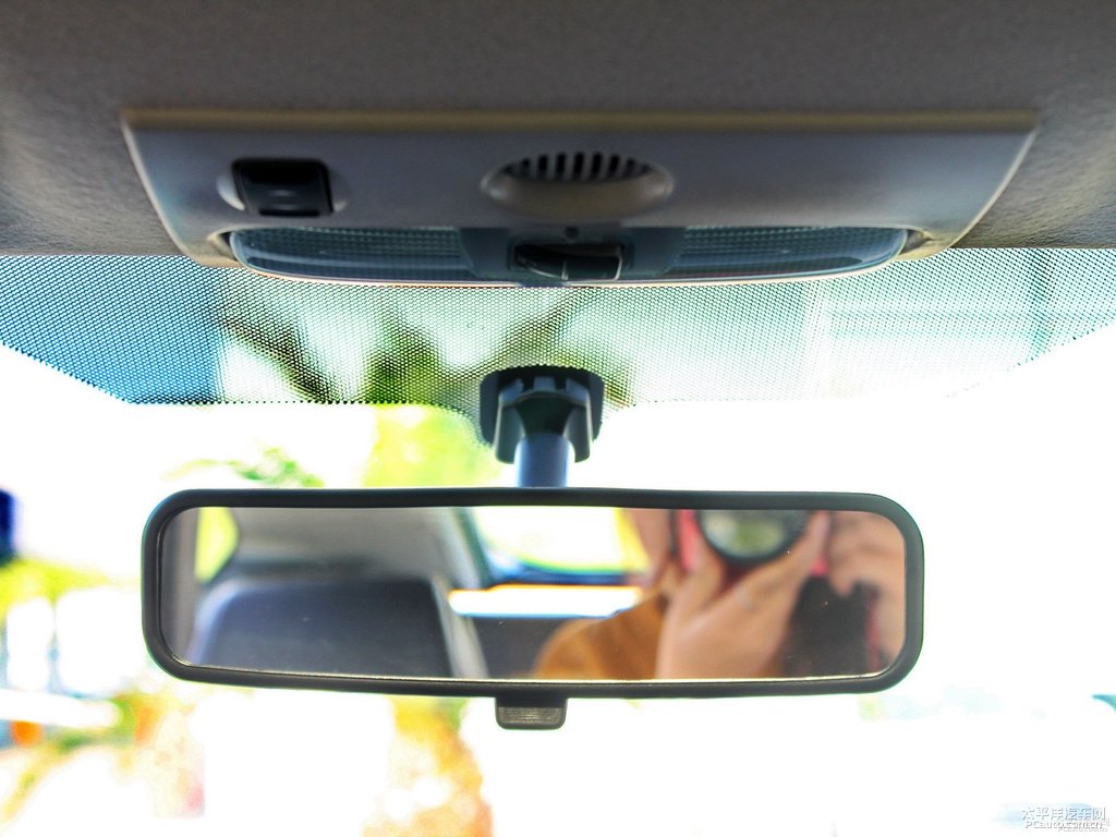 珍珠白福克斯車廂內(nèi)飾圖片