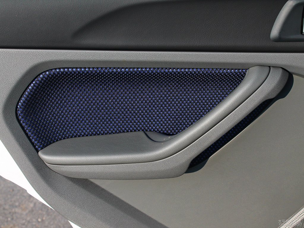 珍珠白福克斯車廂內(nèi)飾圖片