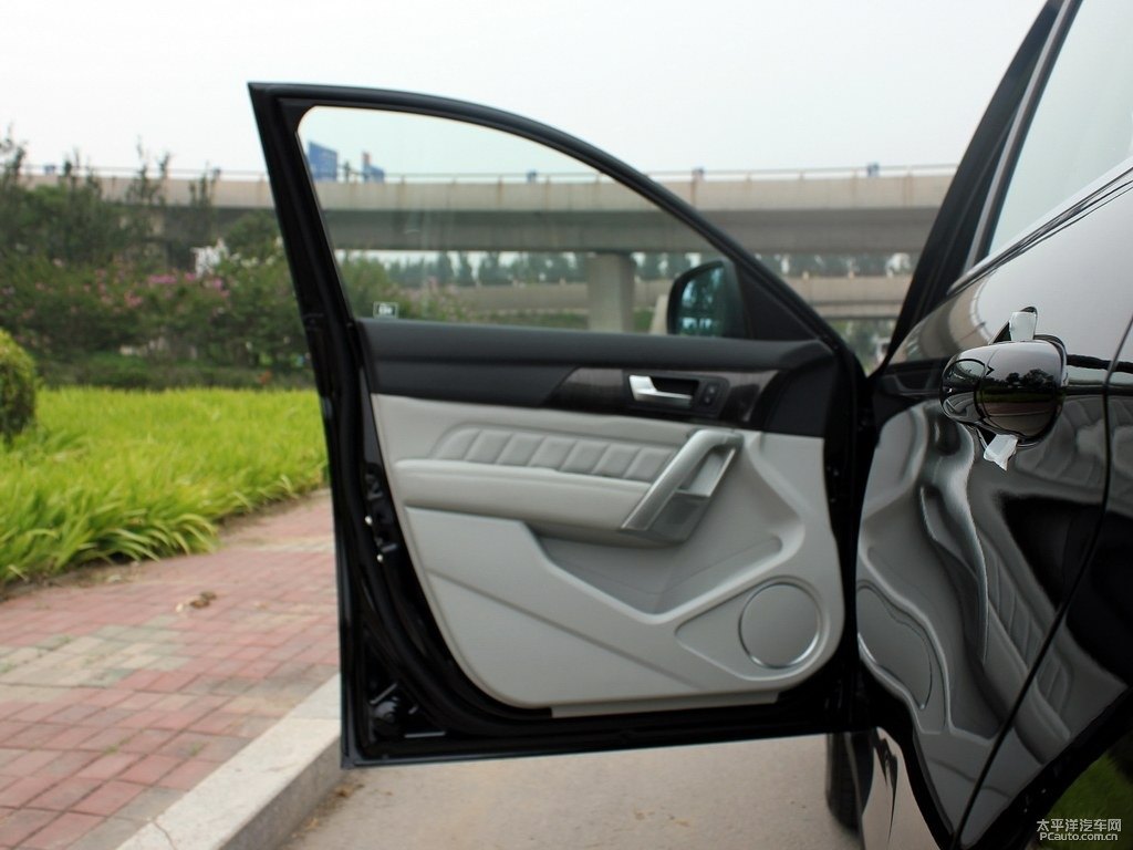 經(jīng)典黑哈弗H2車廂內飾圖片