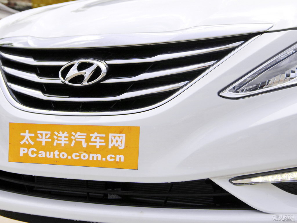 瑩白索納塔車(chē)頭外觀圖片