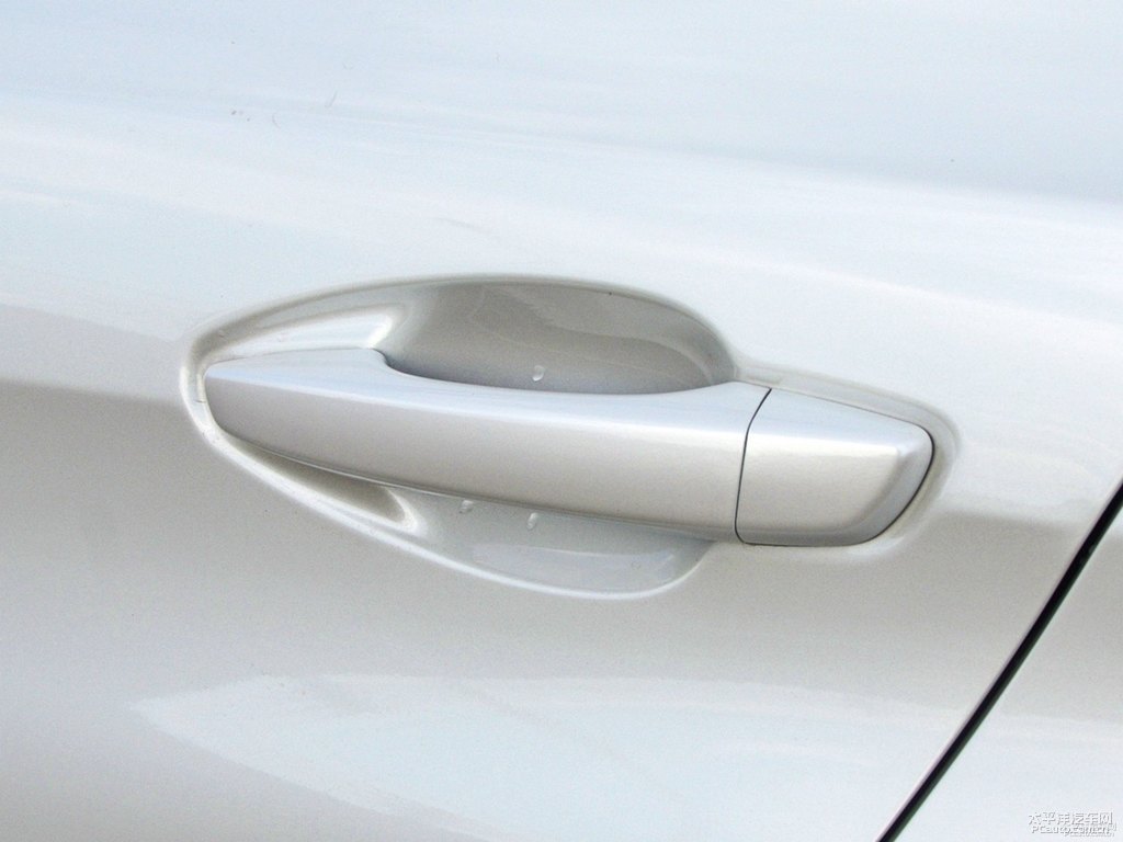 珠光白標(biāo)致408車身外觀圖片