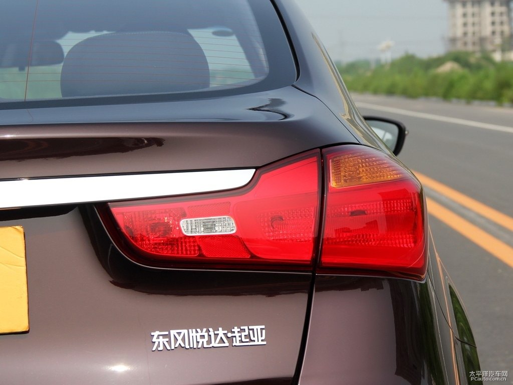 暗櫻紅起亞K3車尾外觀圖片