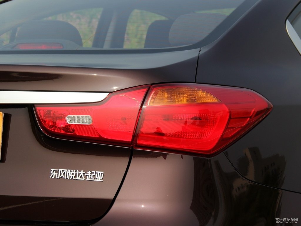 暗櫻紅起亞K3車尾外觀圖片
