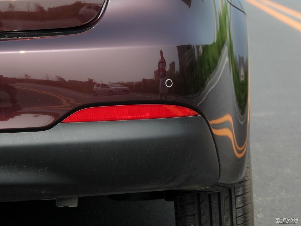 暗櫻紅起亞K3車(chē)尾外觀圖片