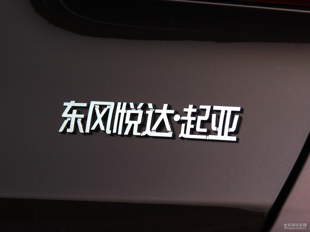 暗櫻紅起亞K3車尾外觀圖片