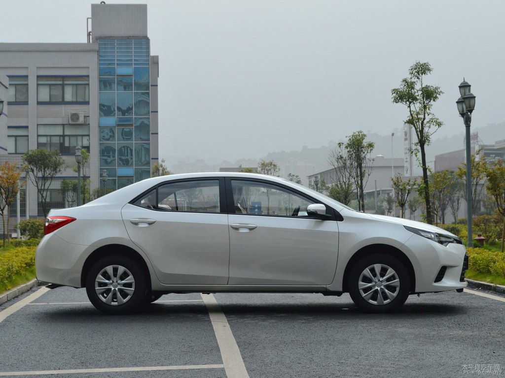 珍珠白雷凌整車外觀外觀圖片