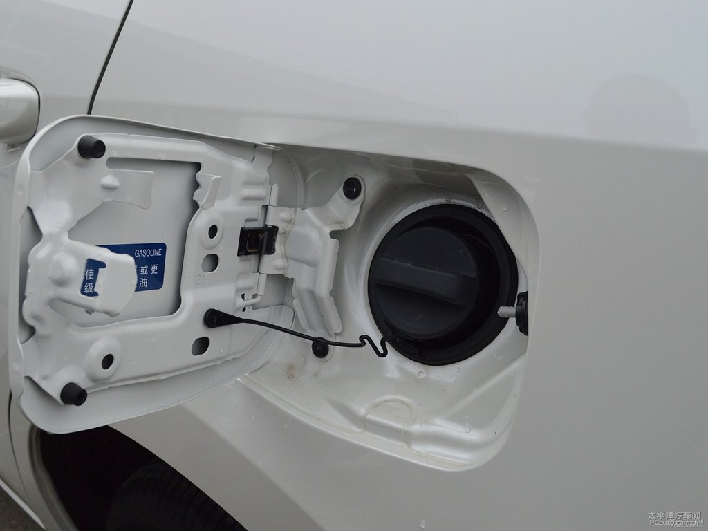 珍珠白雷凌車身外觀圖片