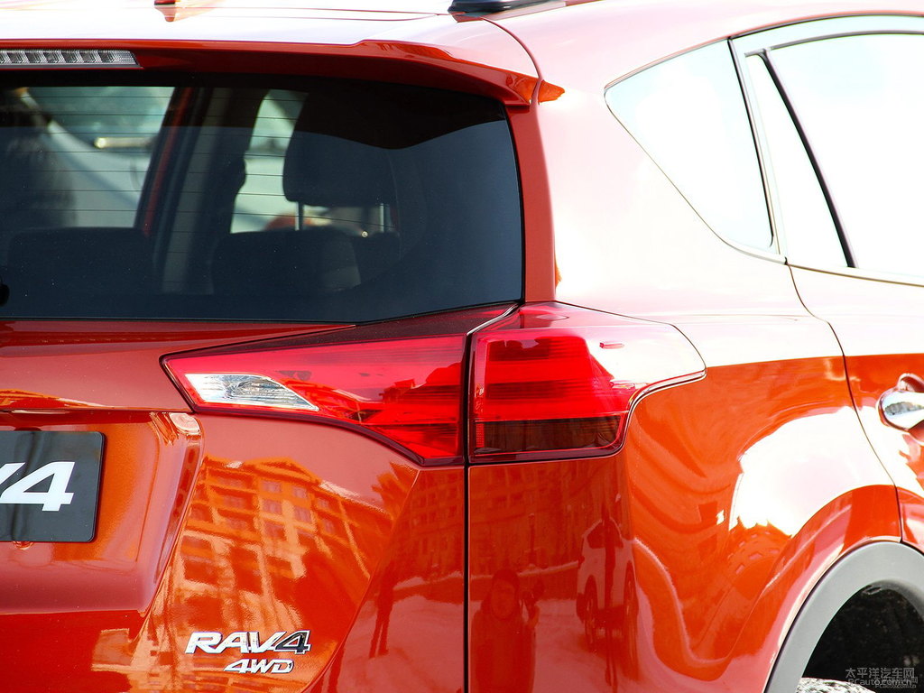 橙色RAV4榮放車尾外觀圖片