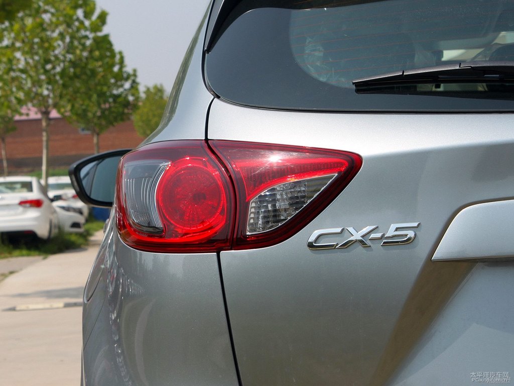 炫亮銀馬自達(dá)CX-5車尾外觀圖片