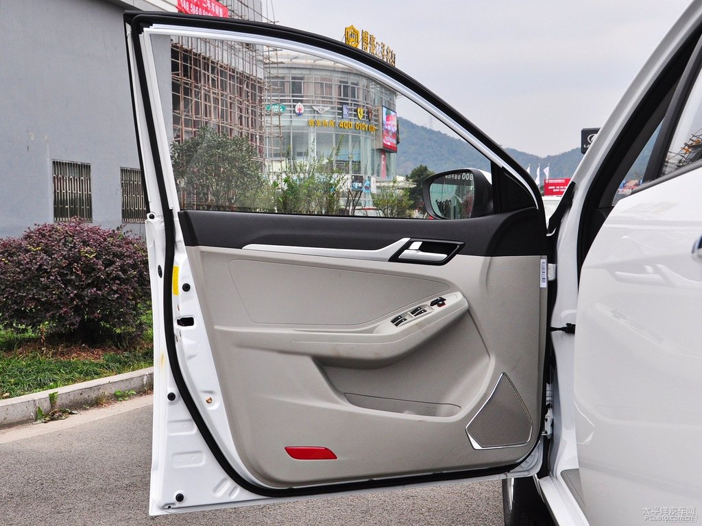 冰晶白遠景車廂內(nèi)飾圖片
