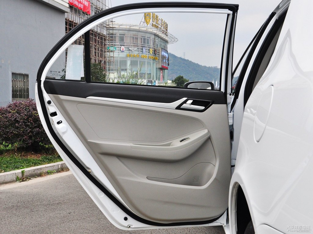 冰晶白遠景車廂內(nèi)飾圖片