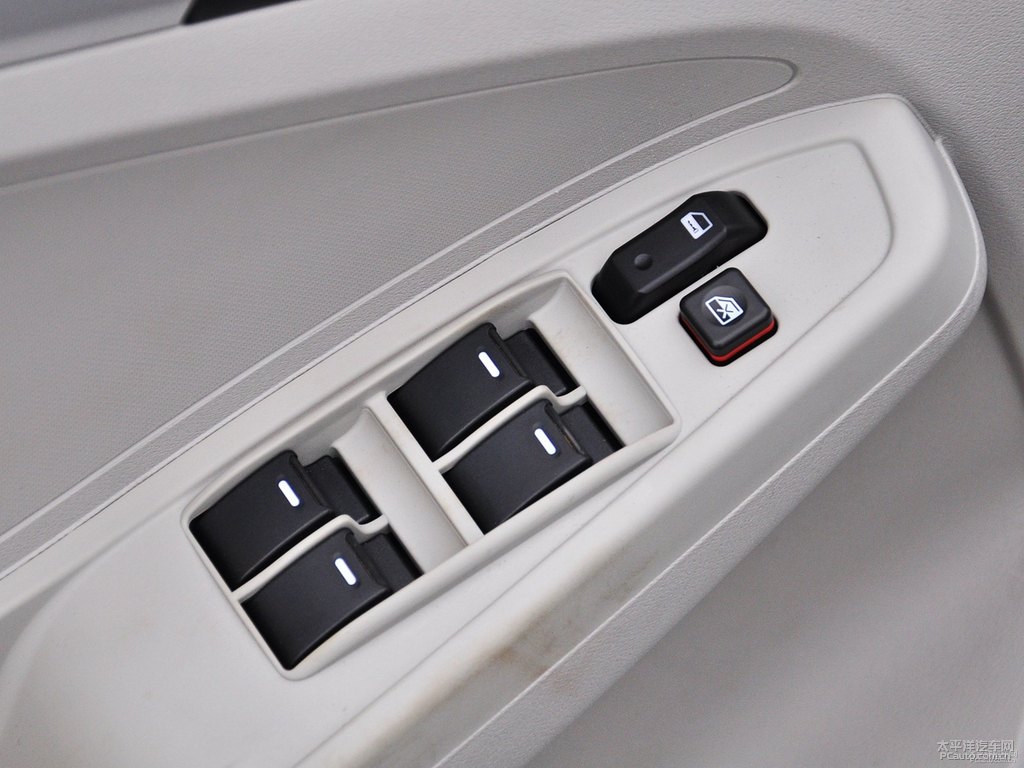 冰晶白遠(yuǎn)景車廂內(nèi)飾圖片