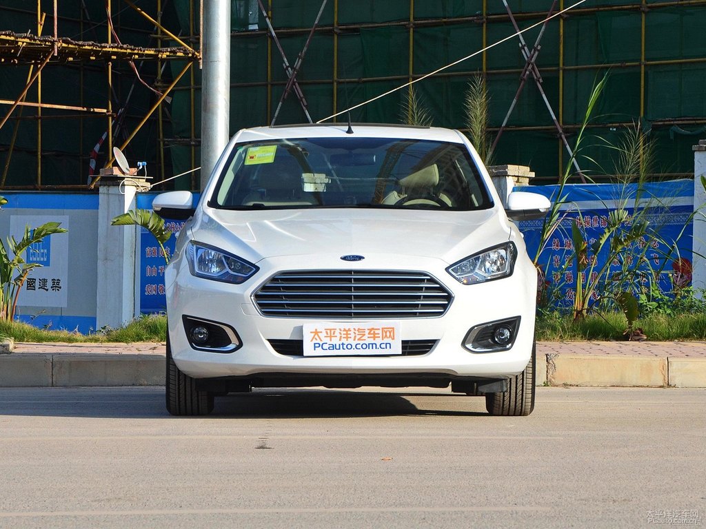 典雅白福睿斯整車外觀外觀圖片